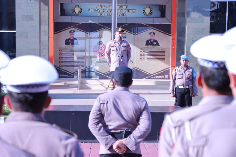 Kapolres Gresik AKBP Adhitya Panji Anom saat upacara