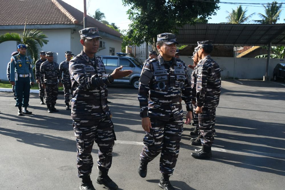 Danlanal Banyuwangi Letkol Laut (P) Indra Nusha R terima kunjungan Kasal