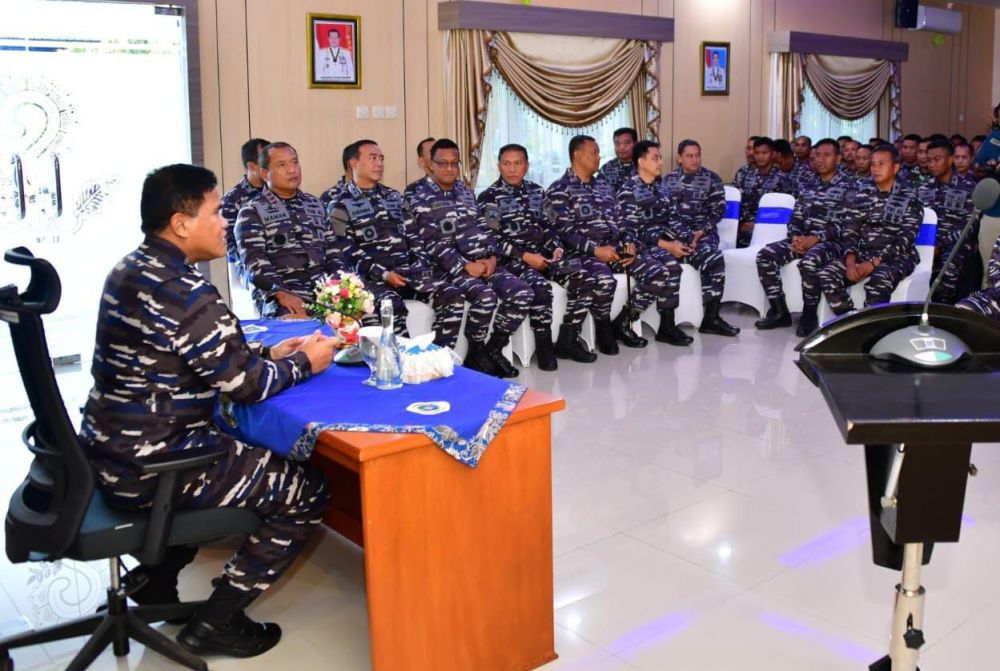 Kasal Laksamana TNI Muhammad Ali sapa prajurit lanal Banyuwangi