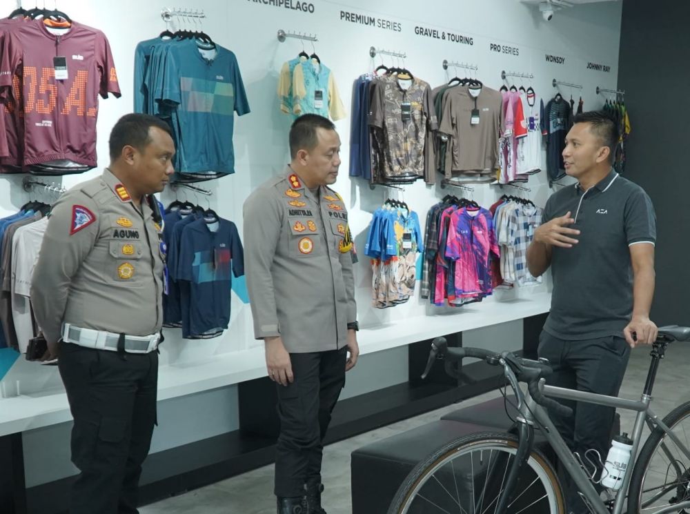 Kapolres Gresik AKBP Adhitya Panji Anom didampingi Kasat Lantas AKP Agung Fitriansyah