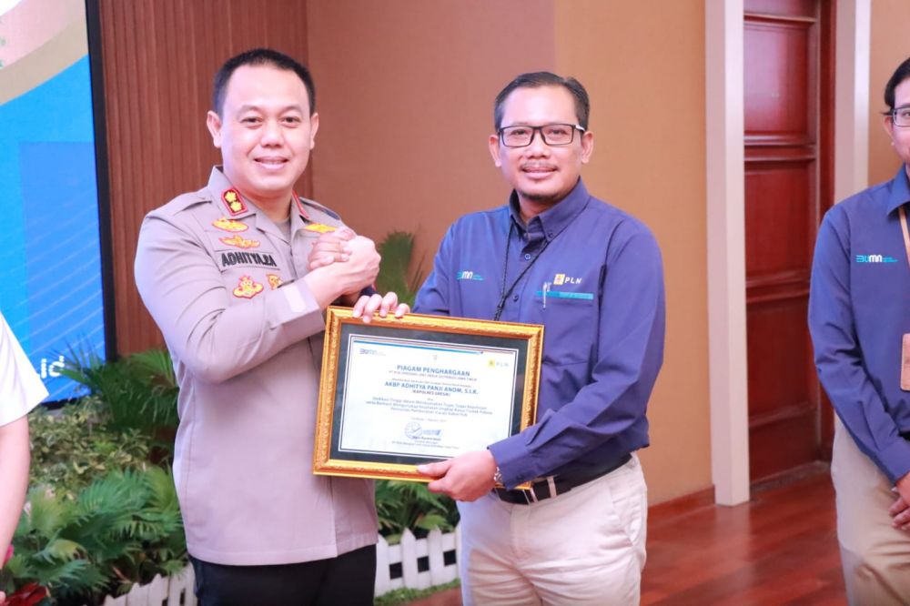 Kapolres Gresik Terima Penghargaan dari GM PLN Jatim, Tangkap Pencuri Kabel PLN