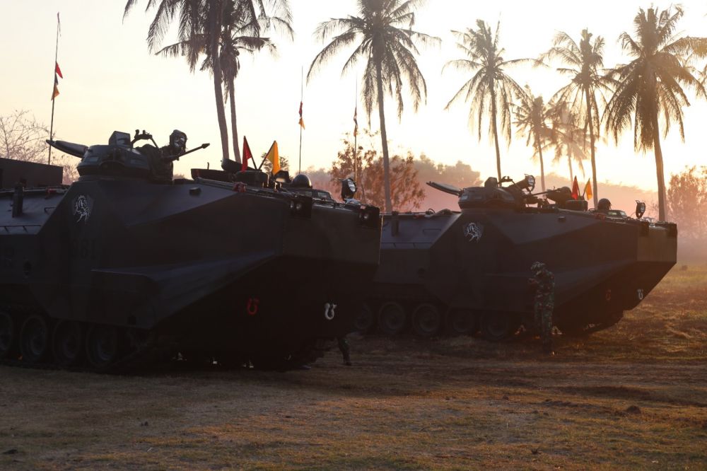 Pendaratan Pasukan Berhasil, Danlantamal V Saksikan Manlap Latgab TNI di Pantai Banongan