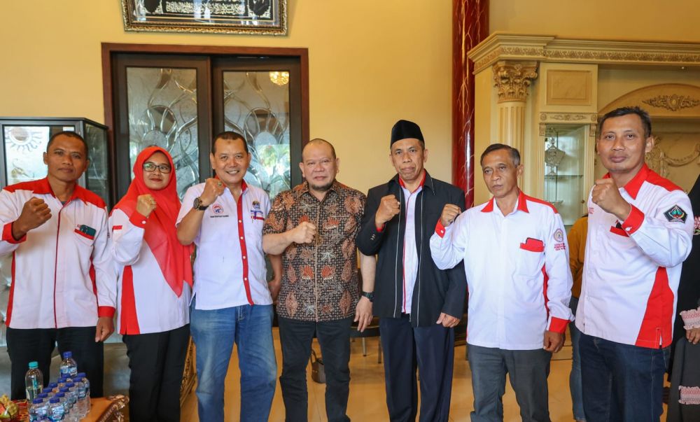 Ketua DPD RI AA LaNyalla Mahmud Mattalitti bersama pengurus DPC ABPEDNAS Blitar