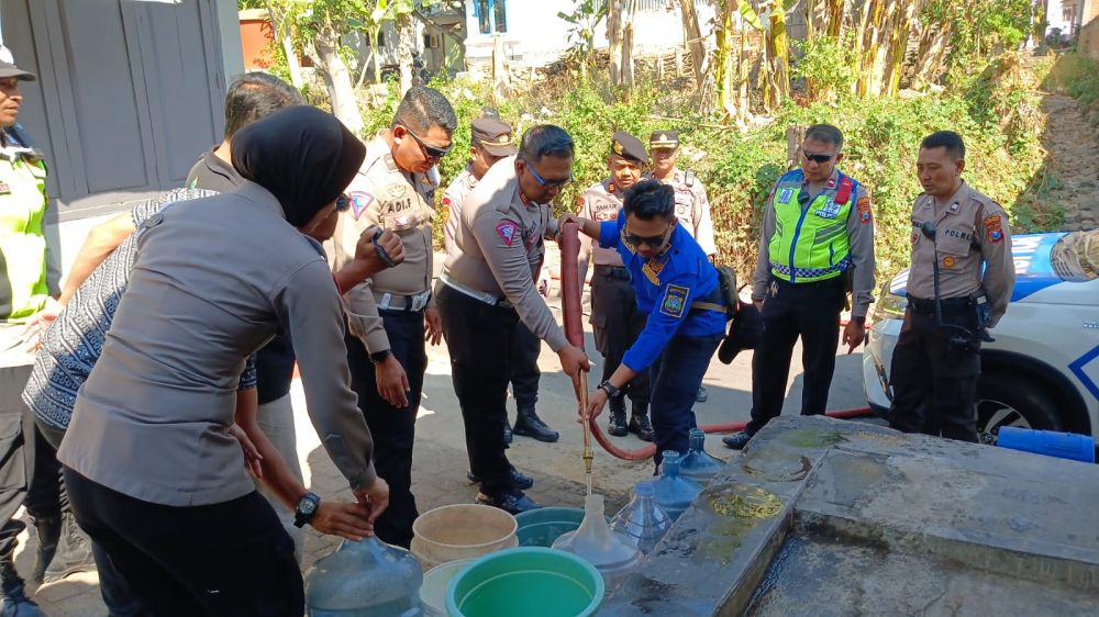 Polres Bondowoso salurkan air bersih ke warga terdampak kekeringan