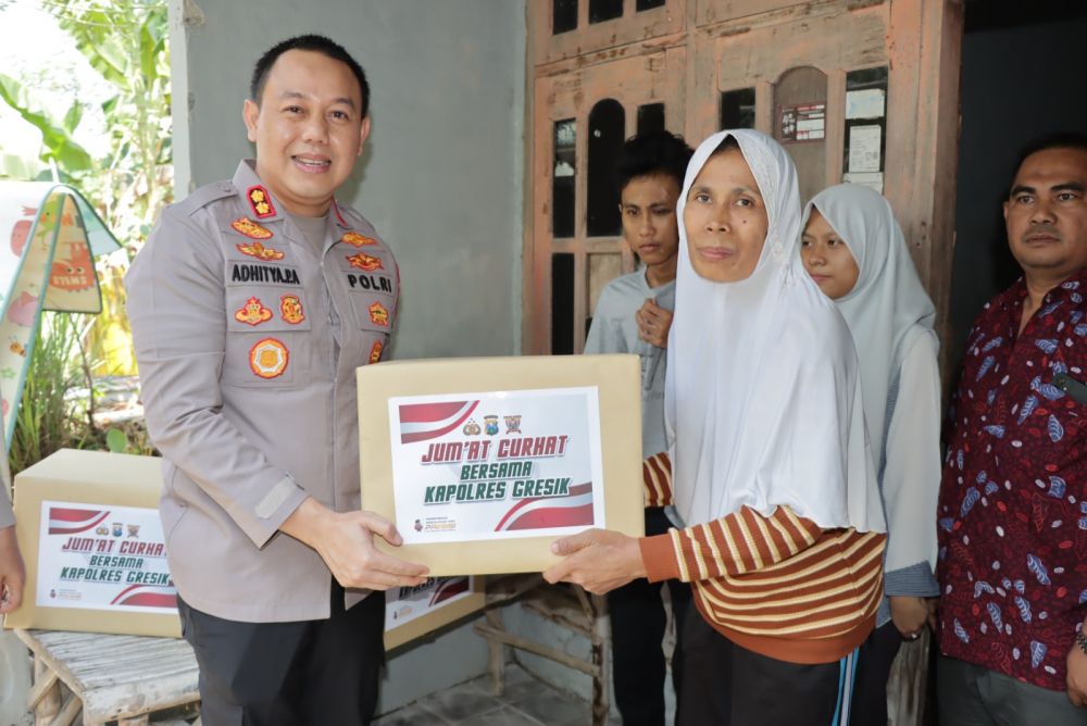 Kapolres Gresik AKBP Adhitya Panji Anom berikan bingkisan ke keluarga korban lakalantas