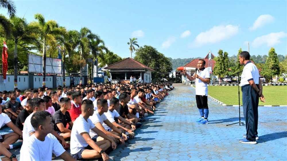 Danlanal Cilacap Kolonel Laut (P) Bambang Subeno saat berikan motivasi