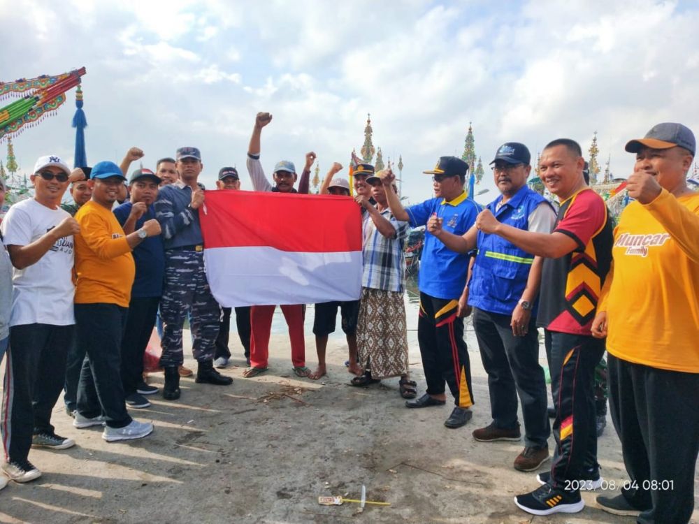 Danlanal Banyuwangi bagikan bendera Merah Putih ke Nelayan sambut HUT RI