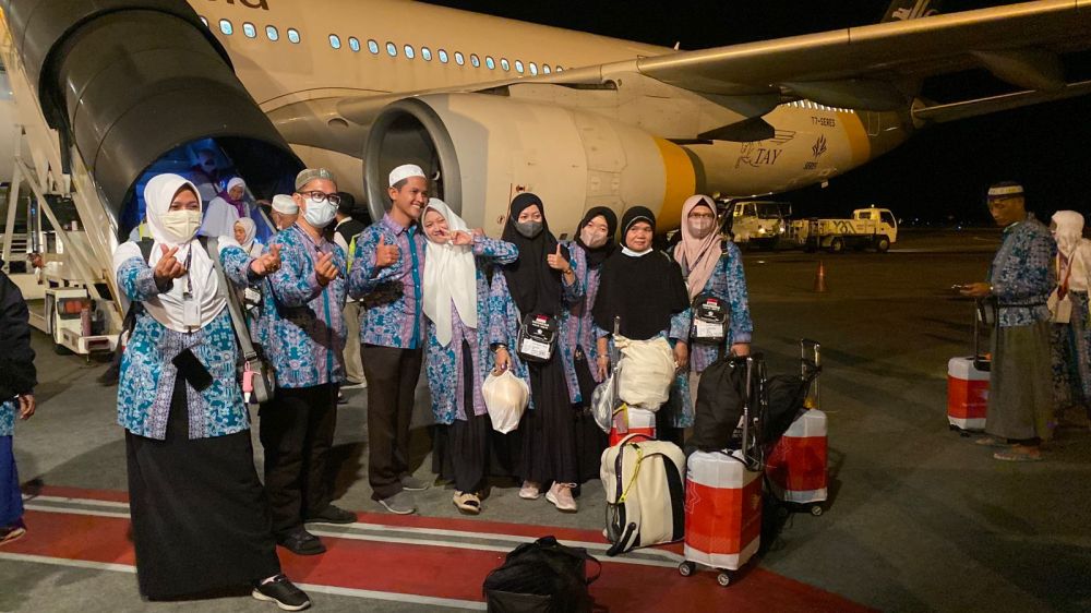 Jamaah haji pulang ke Indonesia saat di bandara Juanda