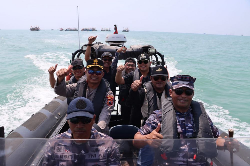 Danlanal Tegal Letkol Marinir Moch. Chanan Asfihani saksikan Larung sesaji