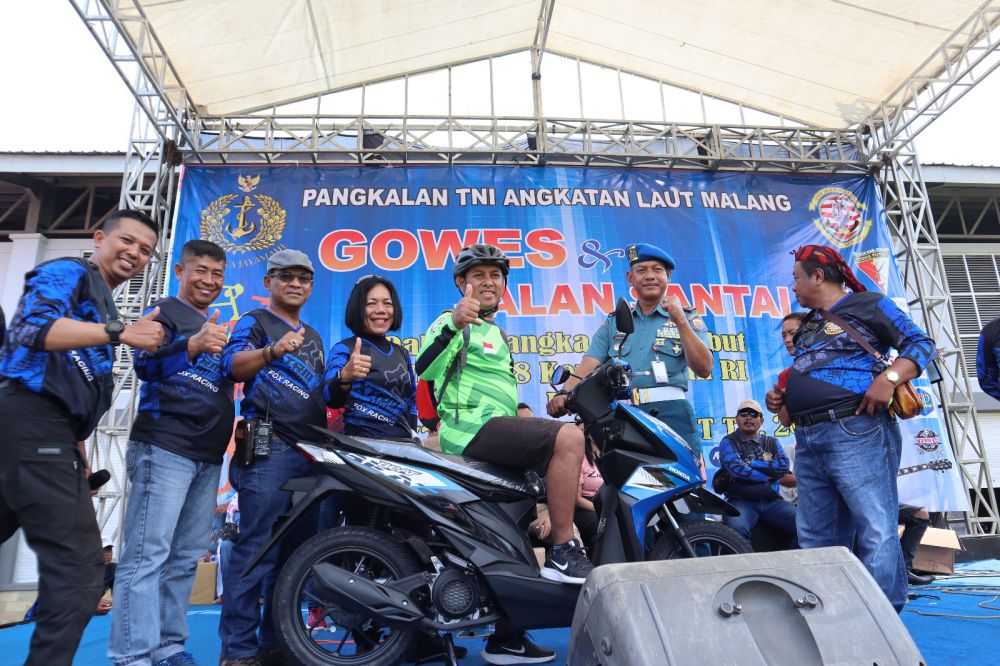 Danlanal Malang Kolonel Laut (KH/W) Dewi Lestari gelar jalan sehat dan gowes jelang HUT RI ke-78 