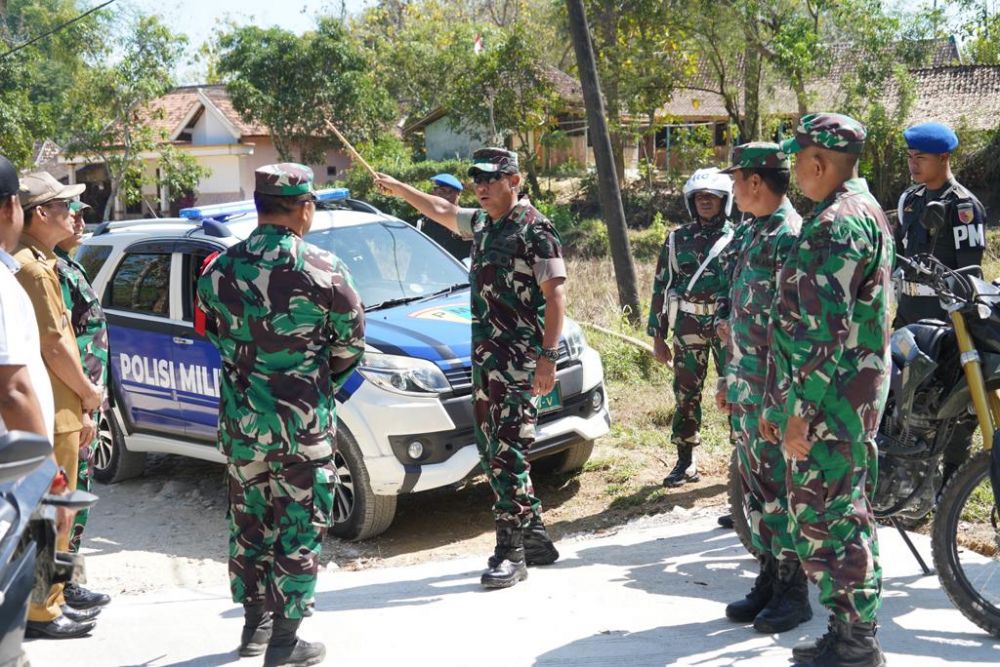 Dandim 084/BJ Brigjen TNI Terry Tresna Purnama saat tinjau lokasi TMMD di Sampang