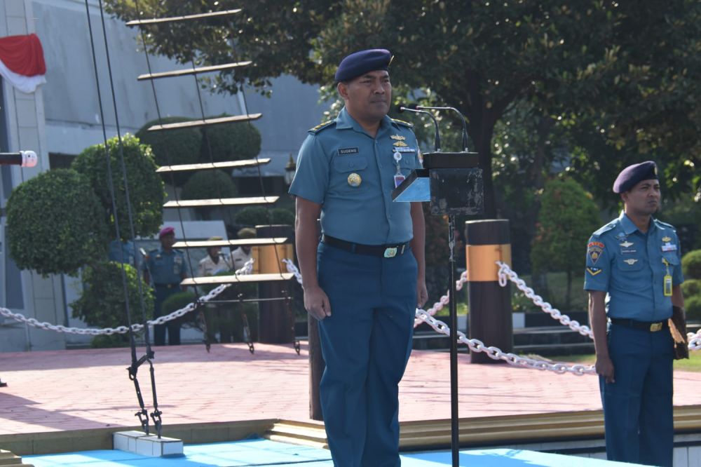 Kadisang Lantamal V Pimpin Upacara Penaikan Bendera