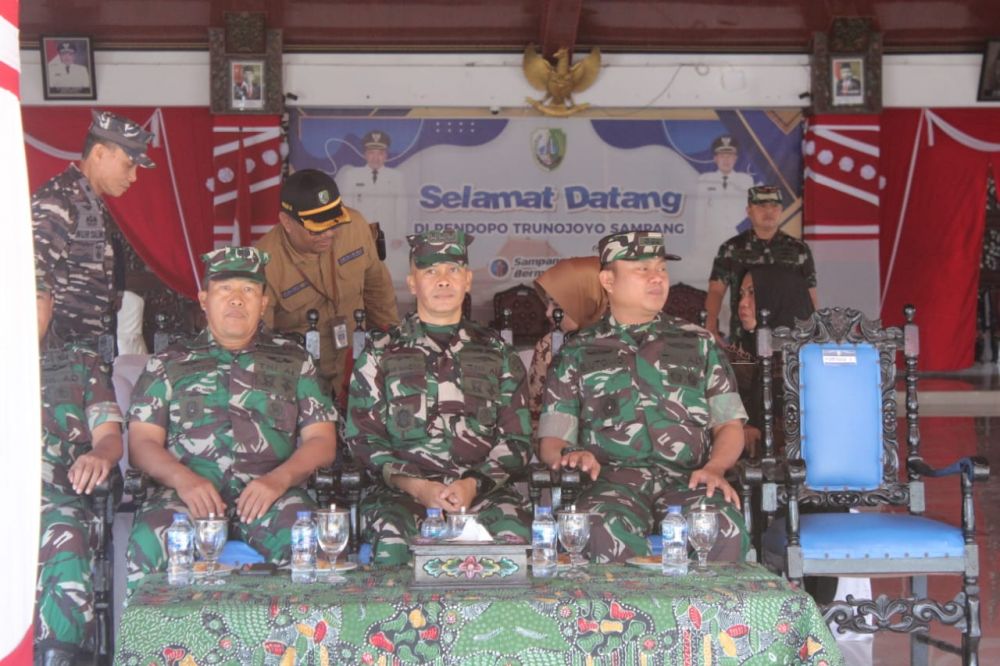 Kasrem 084/BJ Kolonel Inf Budhi Utomo hadiri penutupan TMMD di Sampang