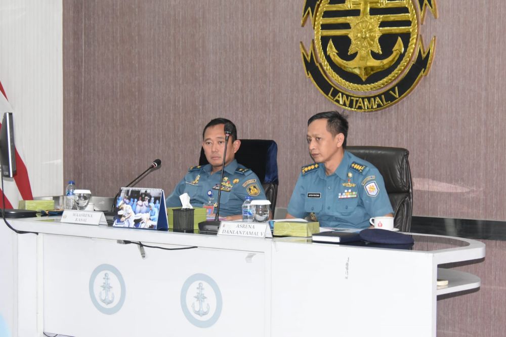 Asrena Danlantamal V Kolonel Laut (P) Anton Pratomo bersama Waasrena Kasal Laksamana Pertama TNI Hudiarto Krisno Utomo