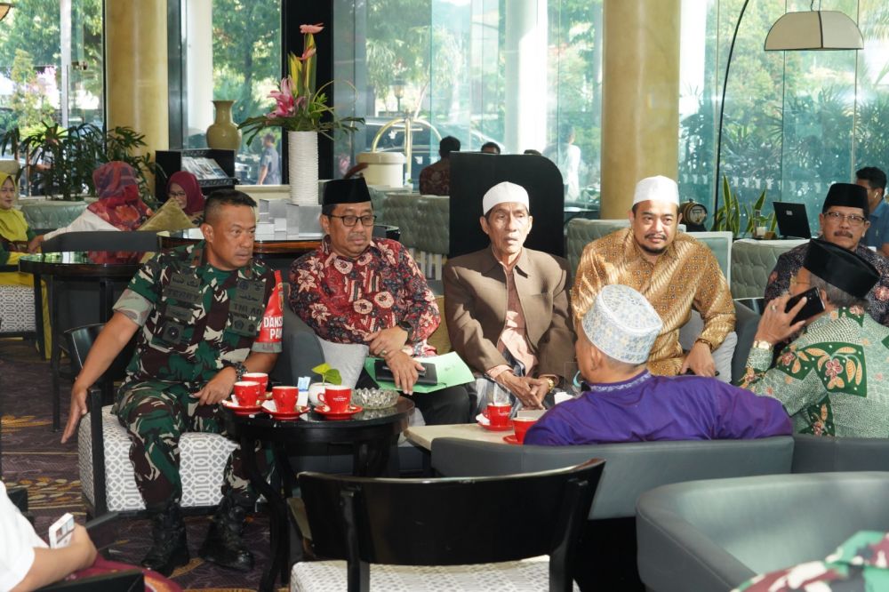 Danrem 084/BJ Brigjen TNI Terry Tresna Purnama saat berbincang dengan para ulama