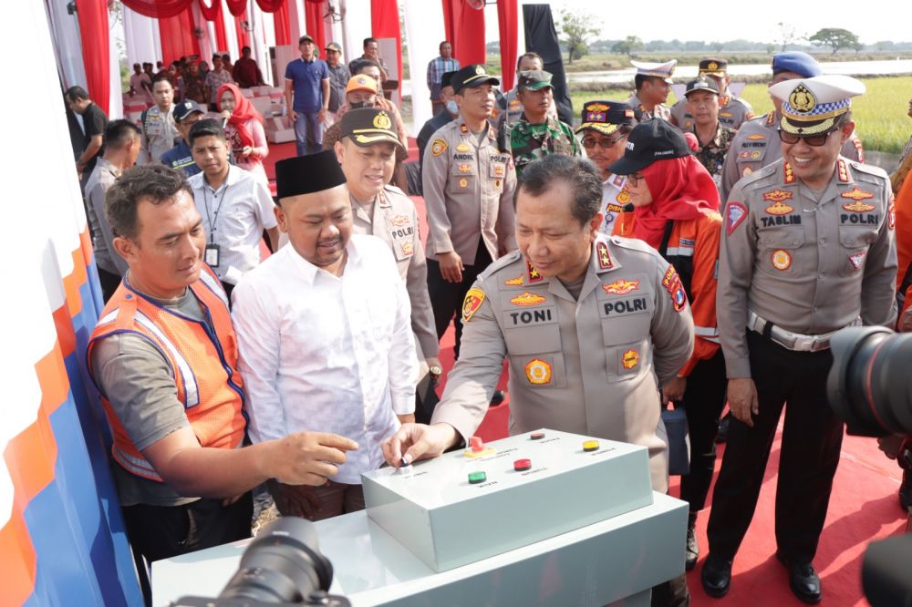 Kapolda Jatim Irjen Pol Dr. Toni Harmanto bersama Bupati didampingi Kapolres Gresik AKBP Adhitya Panji Anom saat peresmian