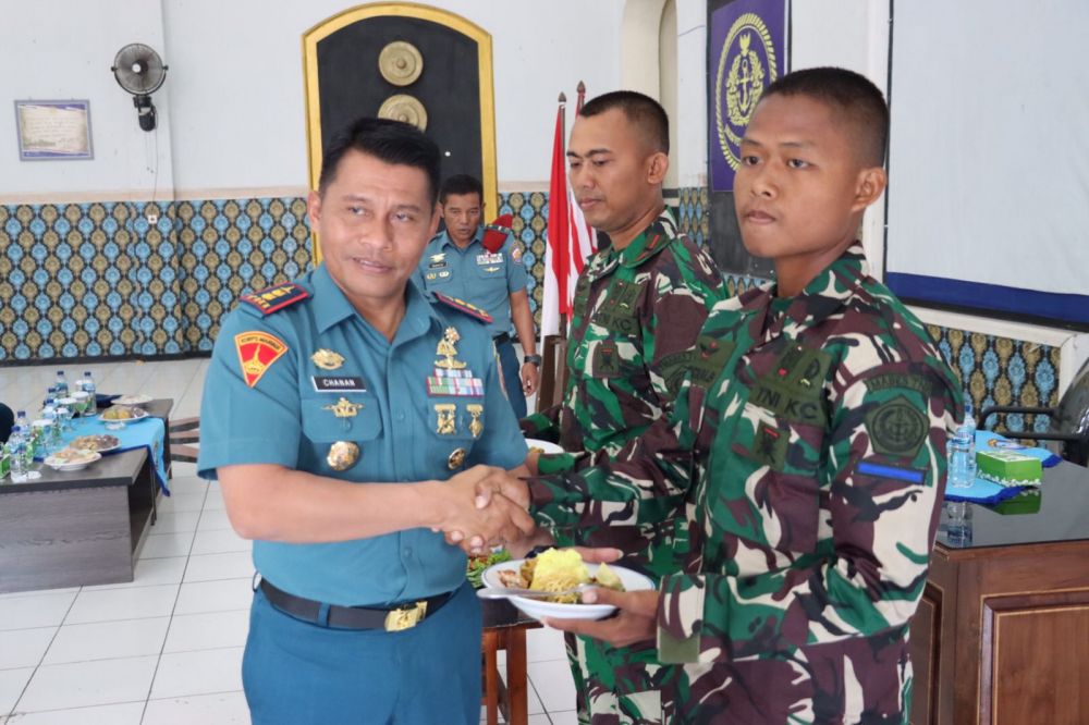 Danlanal Tegal Letkol Marinir Moch. Chanan Asfihani beri arahan 22 komcad Matra Laut