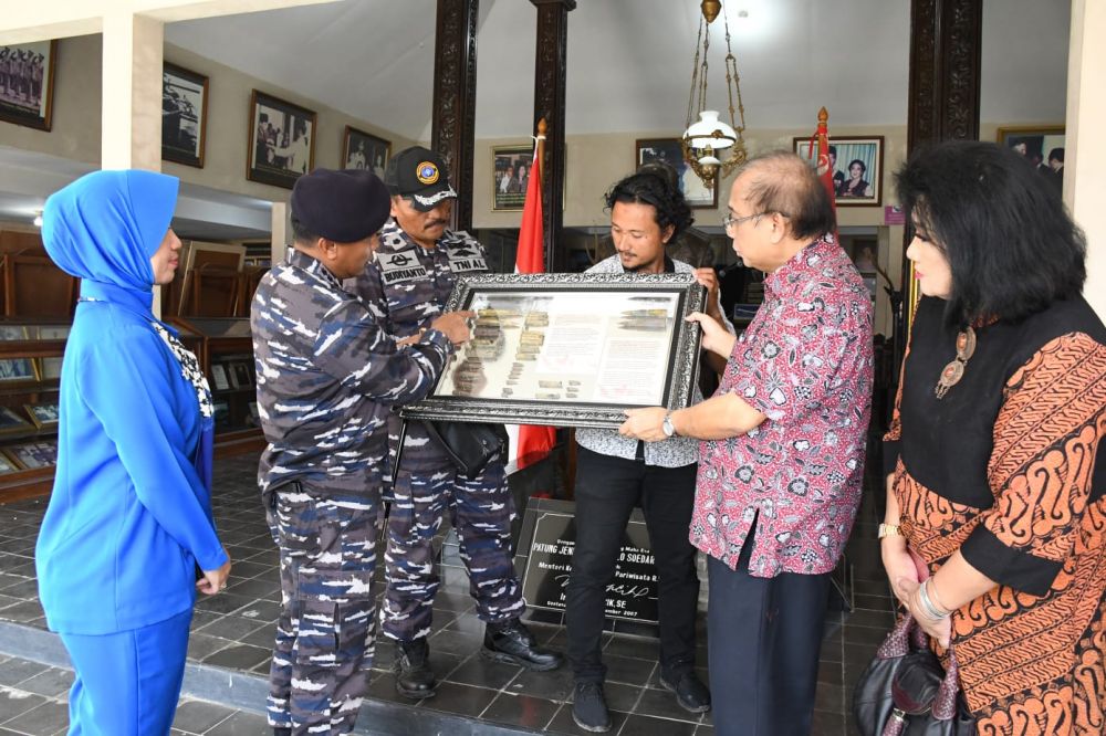 Danlanal Cilacap Serahkan Artefak Amunisi Eks Kapal USS Langley ke Museum Soesilo Soedarman