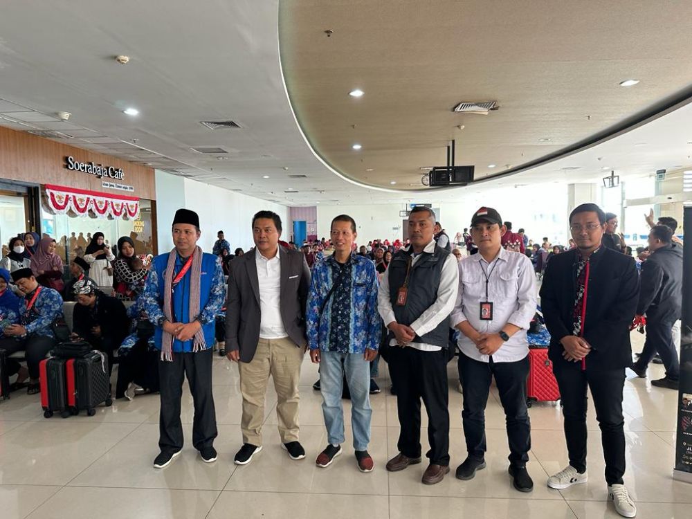 Komisaris Chatour Travel Muhibbin Billah bersama pengurus Chatour Travel di Bandara Juanda