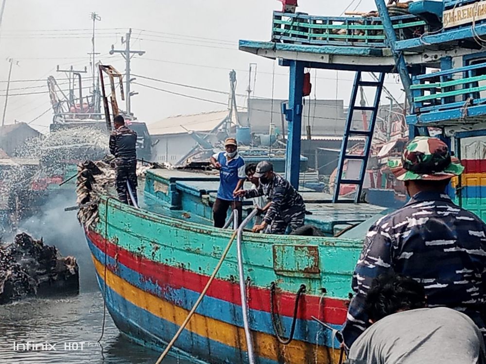 Prajurit Lanal Tegal bantu penanggulangan kebakaran kapal