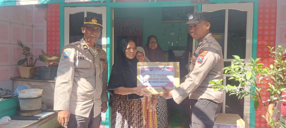 Polres Gresik beri bingkisan ke masyarakat sambil Door to Door dengar keluhan warga
