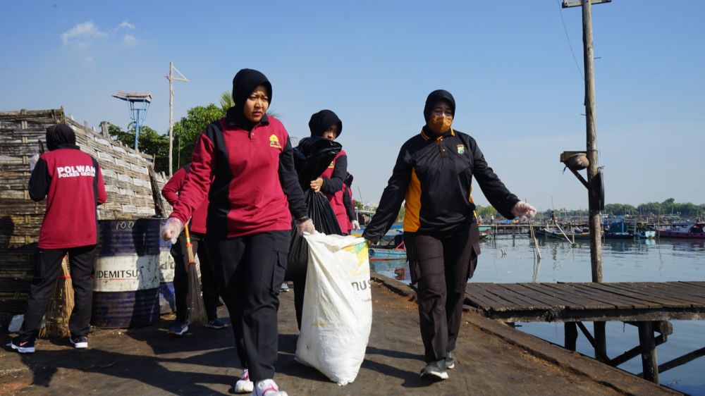 Srikandi Polres Gresik bersihkan Pantai Pekelingan