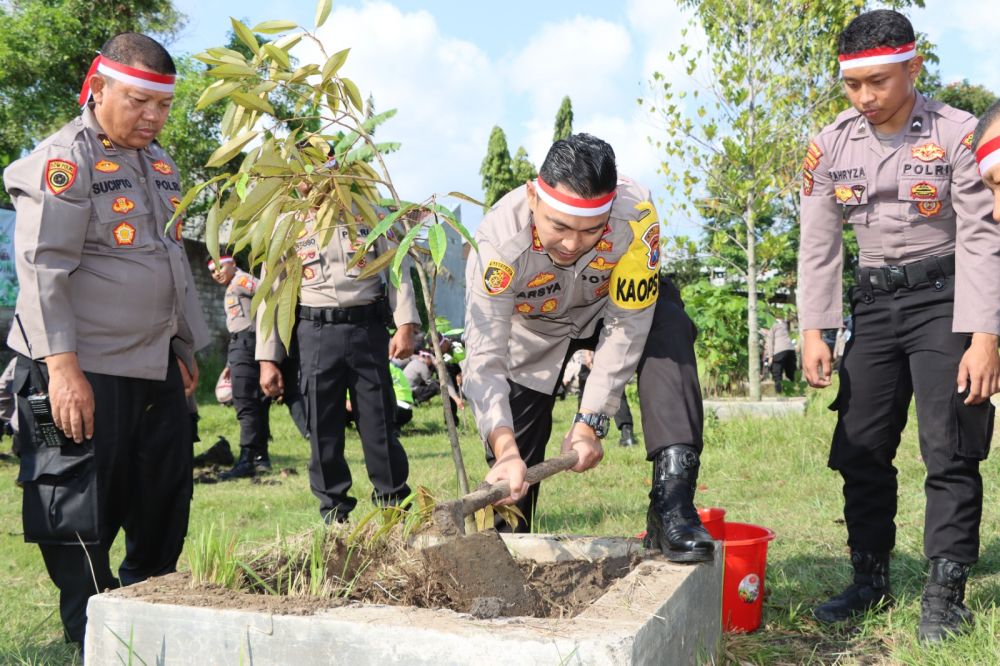 Kapolres Tulungagung AKBP Teuku Arsya Khadafi tanam pohon