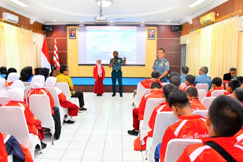 Danlanal Cilacap Kolonel Laut (P) Bambang Subeno terima kunjungan siswa siswi berprestasi