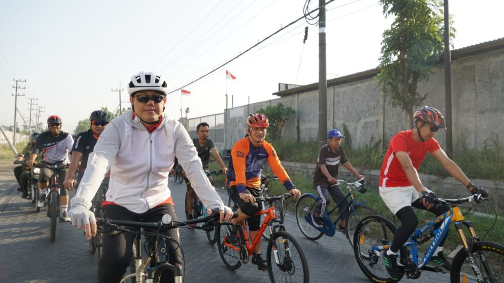 Kapolres Gresik AKBP Adhitya Panji Anom ikuti gowes di HUT Kemerdekaan RI ke-78