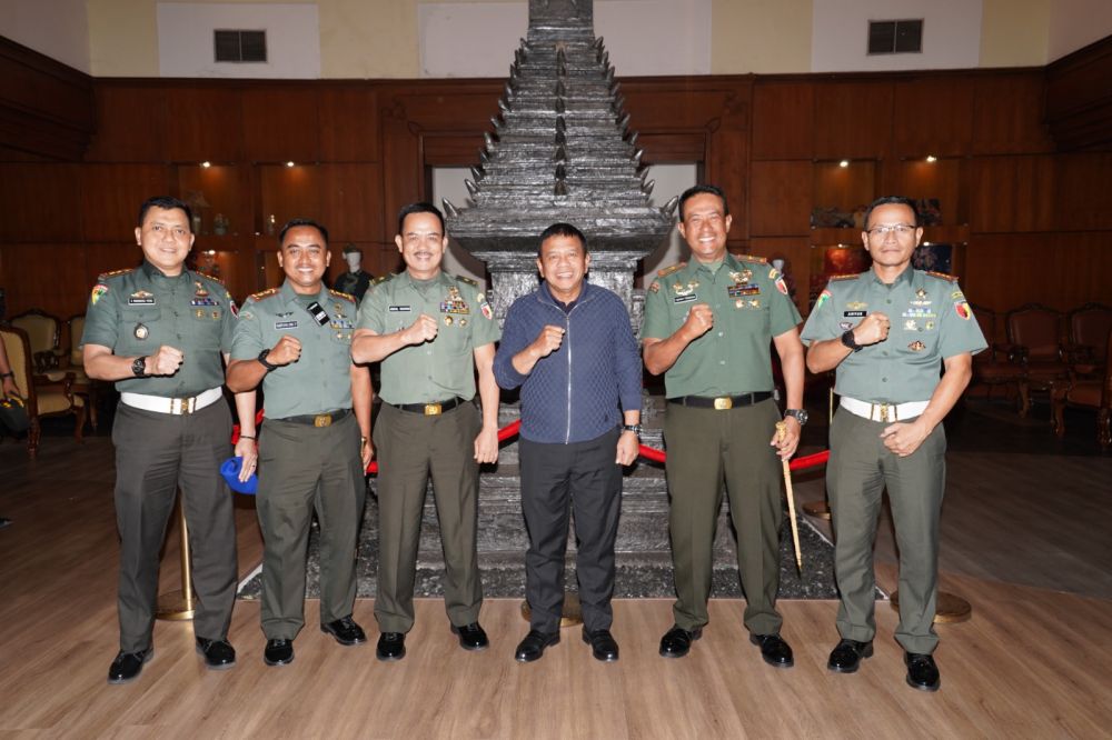 Wamenhan RI Letjen TNI (Purn) Muhamad Herindra kunjungi Ponpes Bumi Sholawat didampingi Danrem 084/BJ Brigjen TNI Terry Tresna Purnama