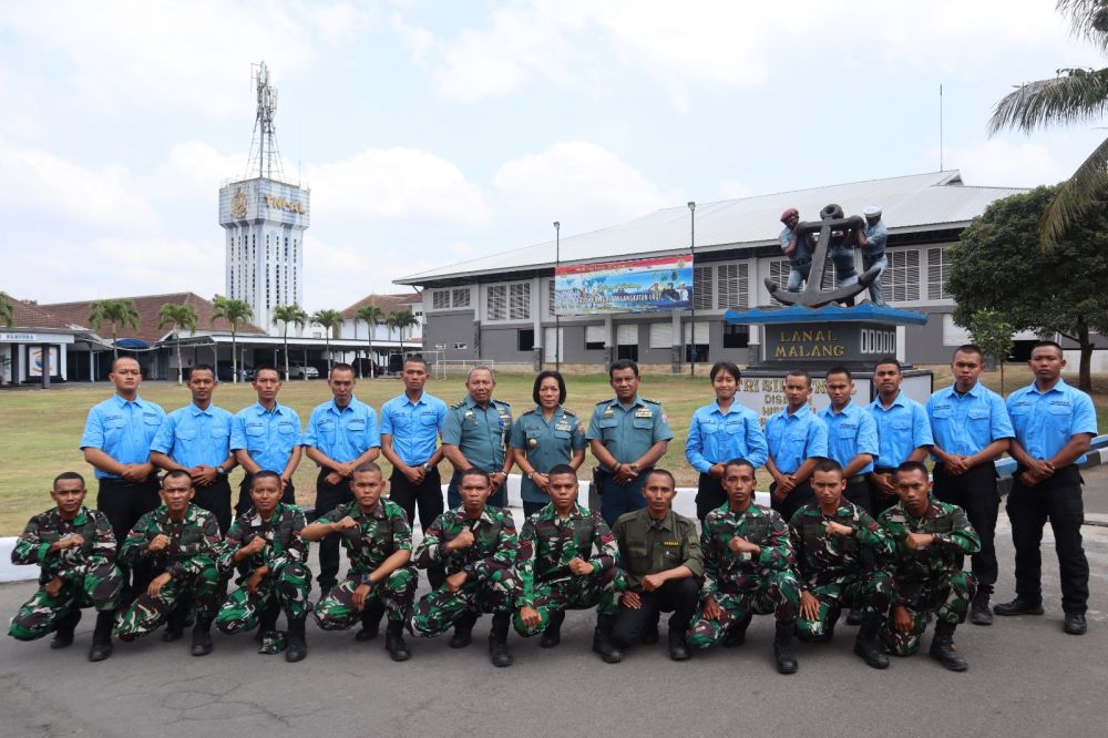 Danlanal Malang Kolonel Laut (KH/W) Dewi Lestari bersa Komcad Matra Laut