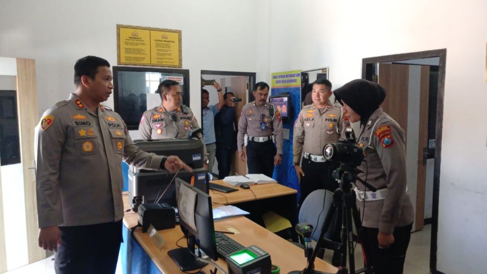 Kapolres Bondowoso AKBP Bimo Ariyanto saat sidak ke kantor Satlantas Polres Bondowoso