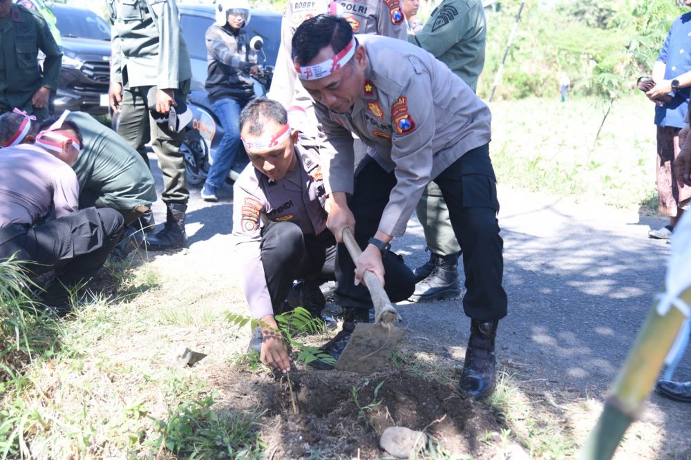 Polres Bondowoso tanam seribu pohon
