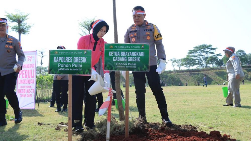 Kapolres Gresik AKBP Adhitya Panji Anom saat tanam pohon di KEK JIIPE