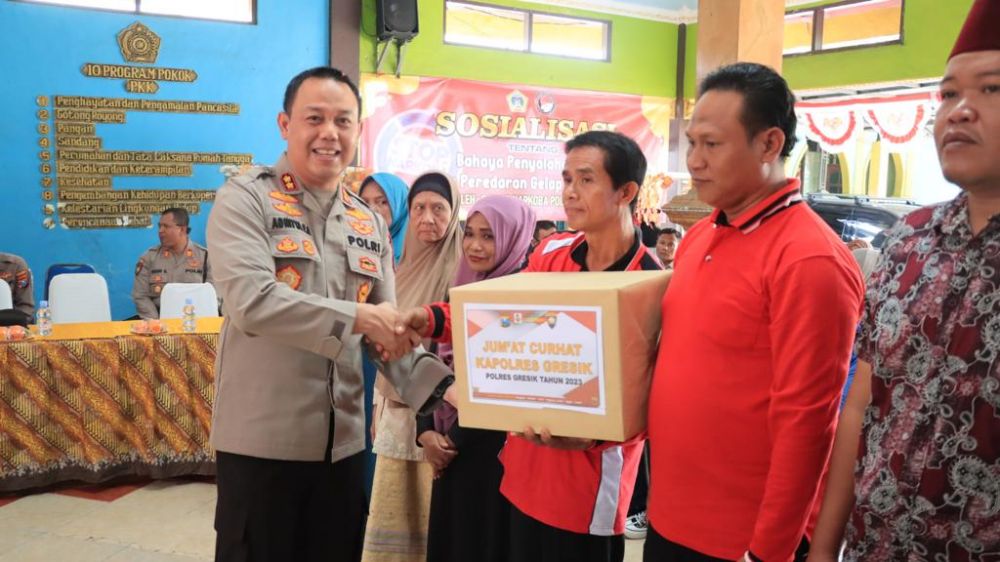 Kapolres Gresik AKBP Adhitya Panji Anom beri Bansos ke warga yang membutuhkan