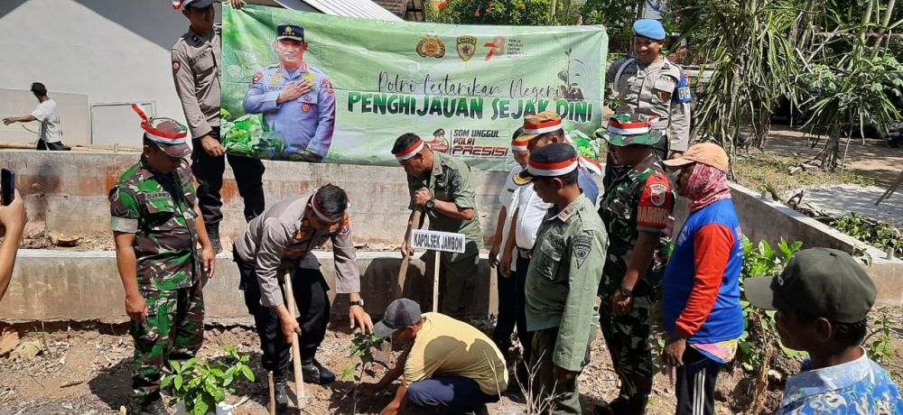 Perhutani KPH Lawu Ds bersama Forkopimcam Tanam pohon