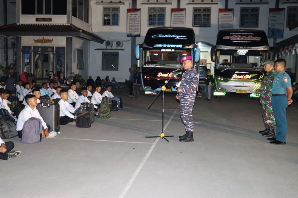 Danlanal Tegal Letkol Marinir Moch. Chanan Asfihani saat berangkatkan CASIS Bintara