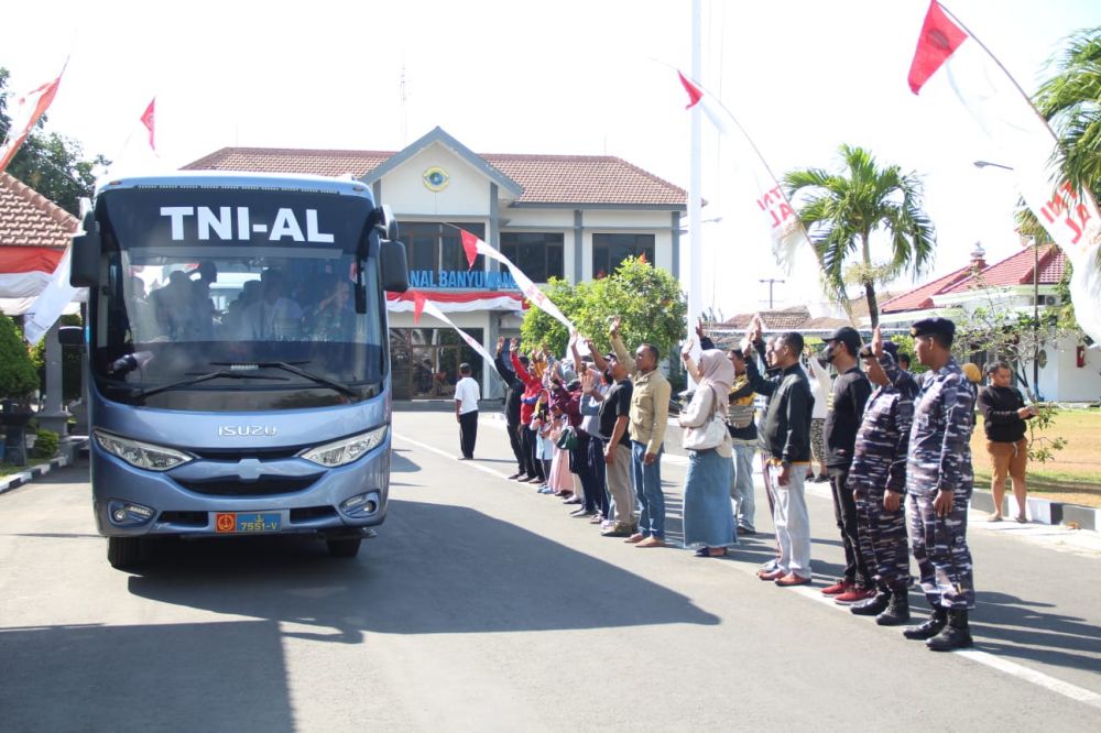 Danlanal Banyuwangi Lepas Keberangkatan Casis Tamtama PK TNI AL Gelombang ll TA. 2023