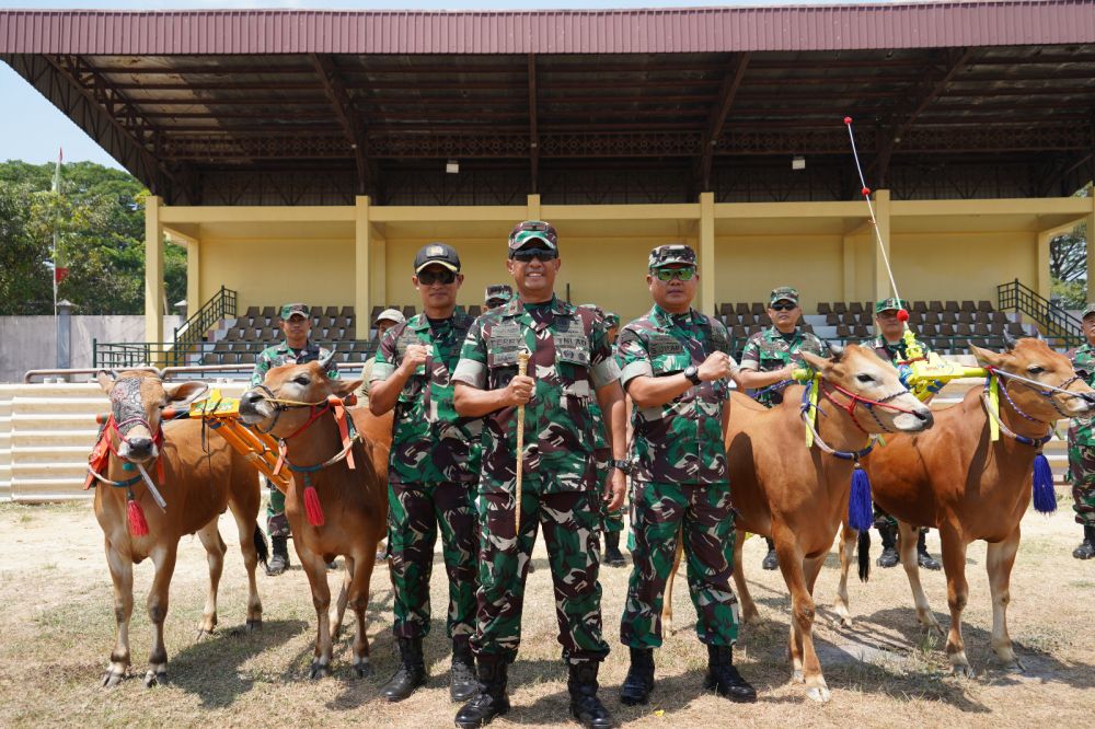 Danrem 084/BJ Brigjen TNI Terry Tresna Purnama saat tinjau persiapan lomba kerapan sapi Bangkalan