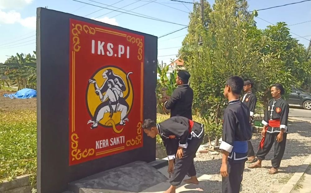 Perguruan silat Kera Sakti sukarela bongkar tugu