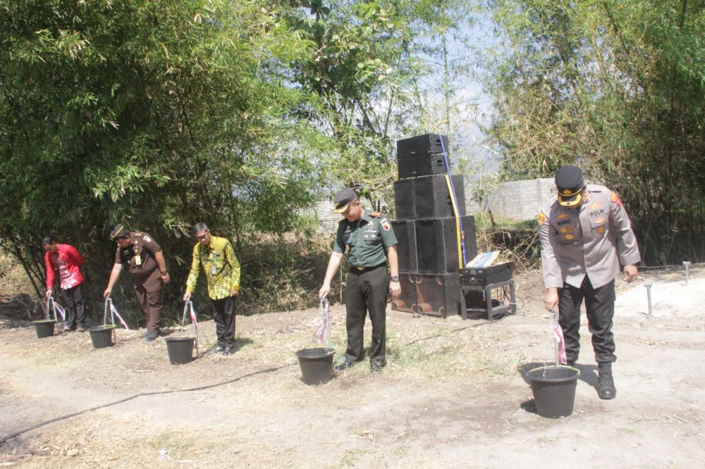 Polres Bondowoso beri bantuan sumur bor dan pompa air