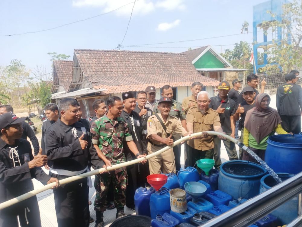 Perhutani KPH Padangan salurkan air bersih