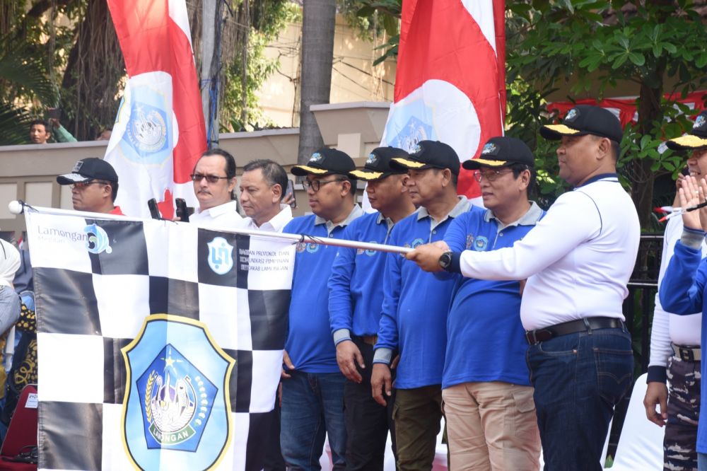 Danlantamal V Laksamana Pertama TNI Eko Wahjono berangkatkan peserta karnaval