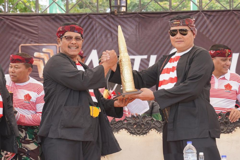 Panglima TNI Laksamana TNI Yudo Margono serahkan Piala Panglima TNI di lomba Kerapan Sapi