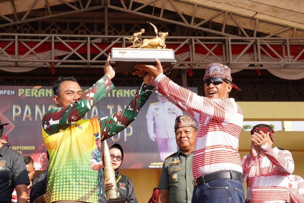 Hadiah Lomba Kerapan Sapi Piala Panglima TNI Diserahkan ke Para Juara