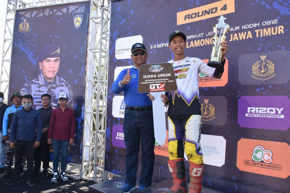 Danlantamal V Laksamana Pertama TNI Eko Wahjono bersama pemenang lomba