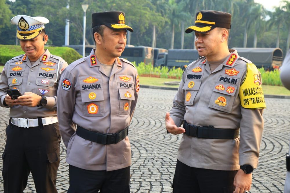 Kadiv Humas Polri Irjen Pol Shandi Nugroho bersama Kombespol Trunoyudo