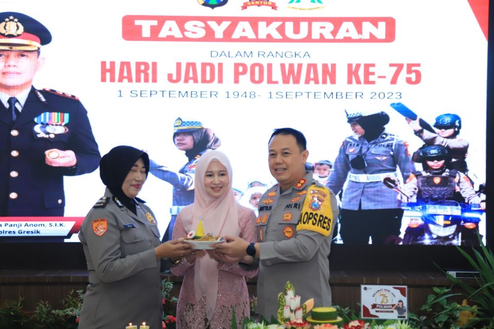 Kapolres Gresik AKBP Adhitya Panji Anom potong tumpeng di HUT Polwan ke-75