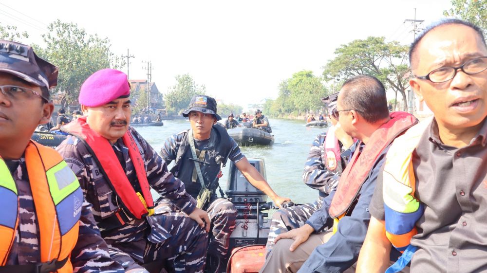 Wadan Lantamal V Kolonel Marinir Baedhowi Oktafidia ikut di program kali Bersih Nasional