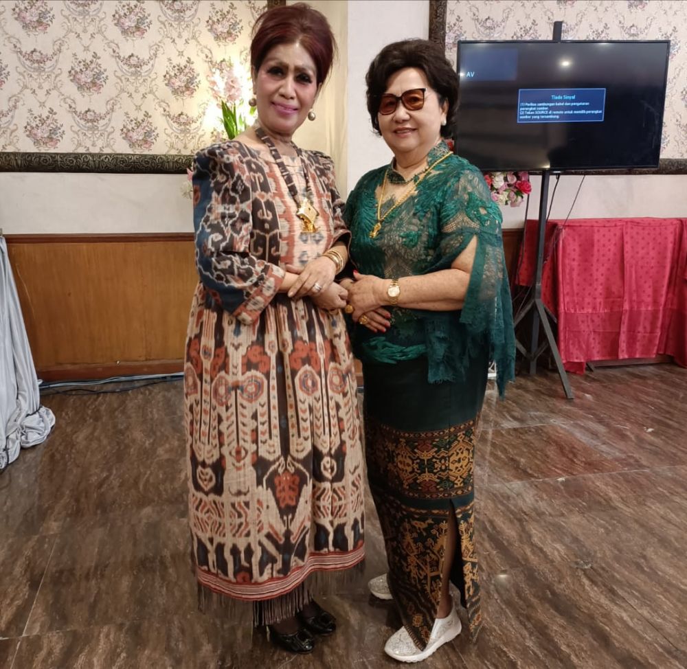 Mommy Katrin Wimpie didampingi ketua panitia persatuan Sumba Grace Yonathan dan Madam Merry Lios